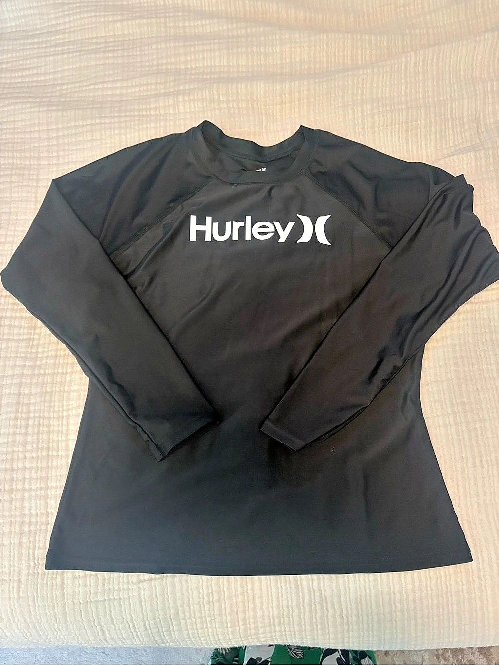 Hurley women’s Black Long Sleeve Rash Guard Size Large
